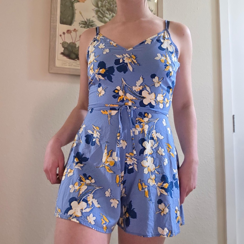 UNIQLO blue floral romper with tie waist summer lightweight straps